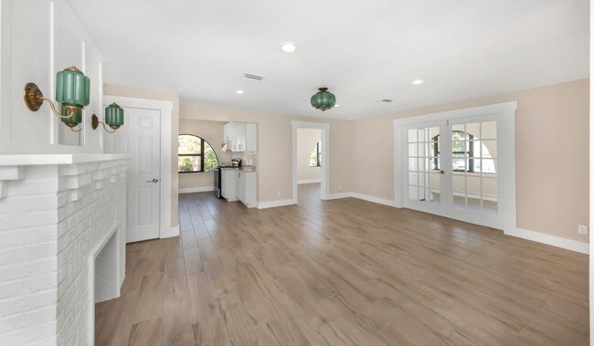 Building Photo - P201 - #9A Holiday Inn