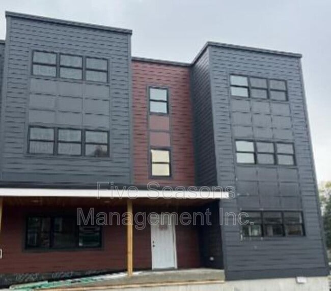 Building Photo - 199 King St