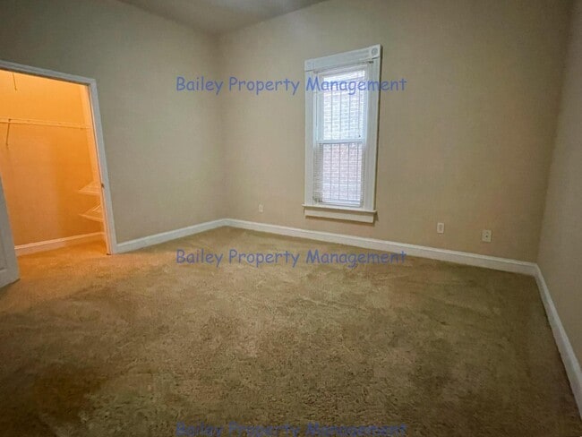 Building Photo - 537 E Oak St