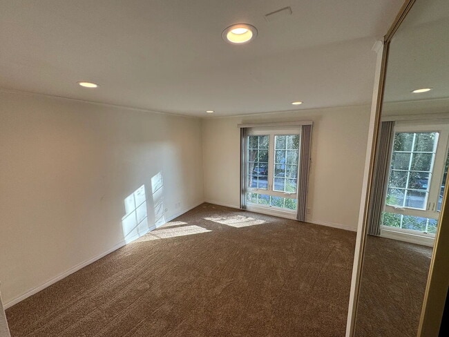 Building Photo - "Discover Coastal Living: Spacious 2-Bed, 2-Bath Retreat in Newport Beach!"