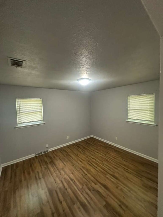 Building Photo - 533 Branham Ave SW