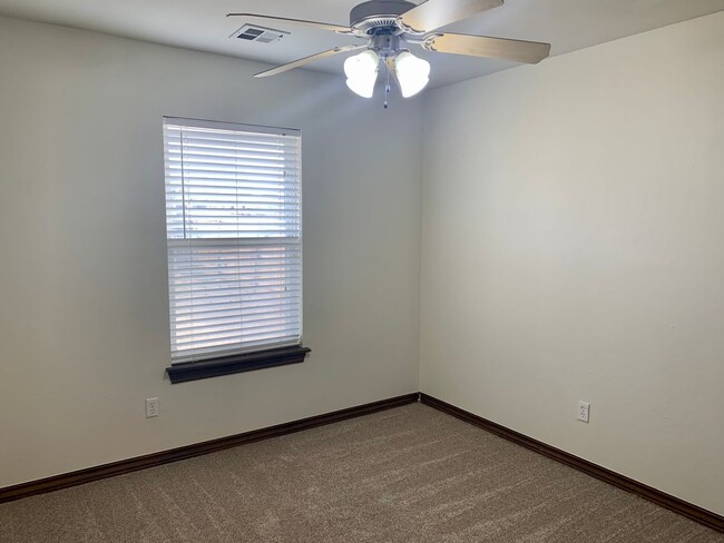 Building Photo - 4 Bedroom, 2 Bath in Drakestone Addition o...