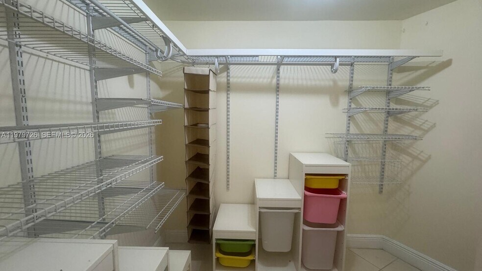 Building Photo - 3301 N Country Club Dr