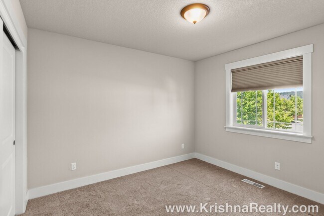 Building Photo - Gorgeous *Corner Lot* 4 BD* 2.5 BA* Single...