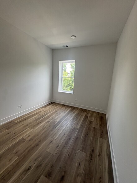 Building Photo - 239 W 74th St