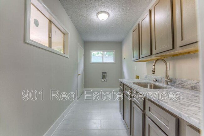 Building Photo - 498 Lundee St