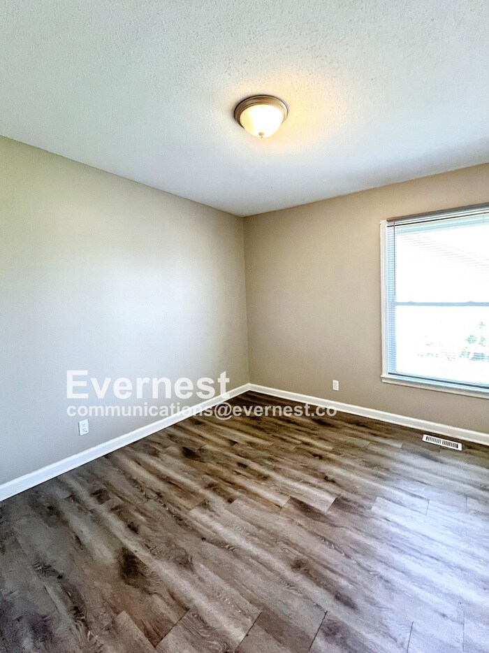 Building Photo - 1300 Chucker Dr