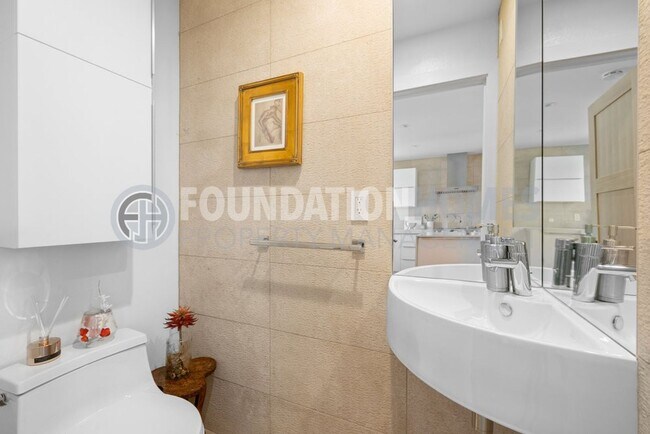 Building Photo - Modern View Condo Steps from Trails & Gold...