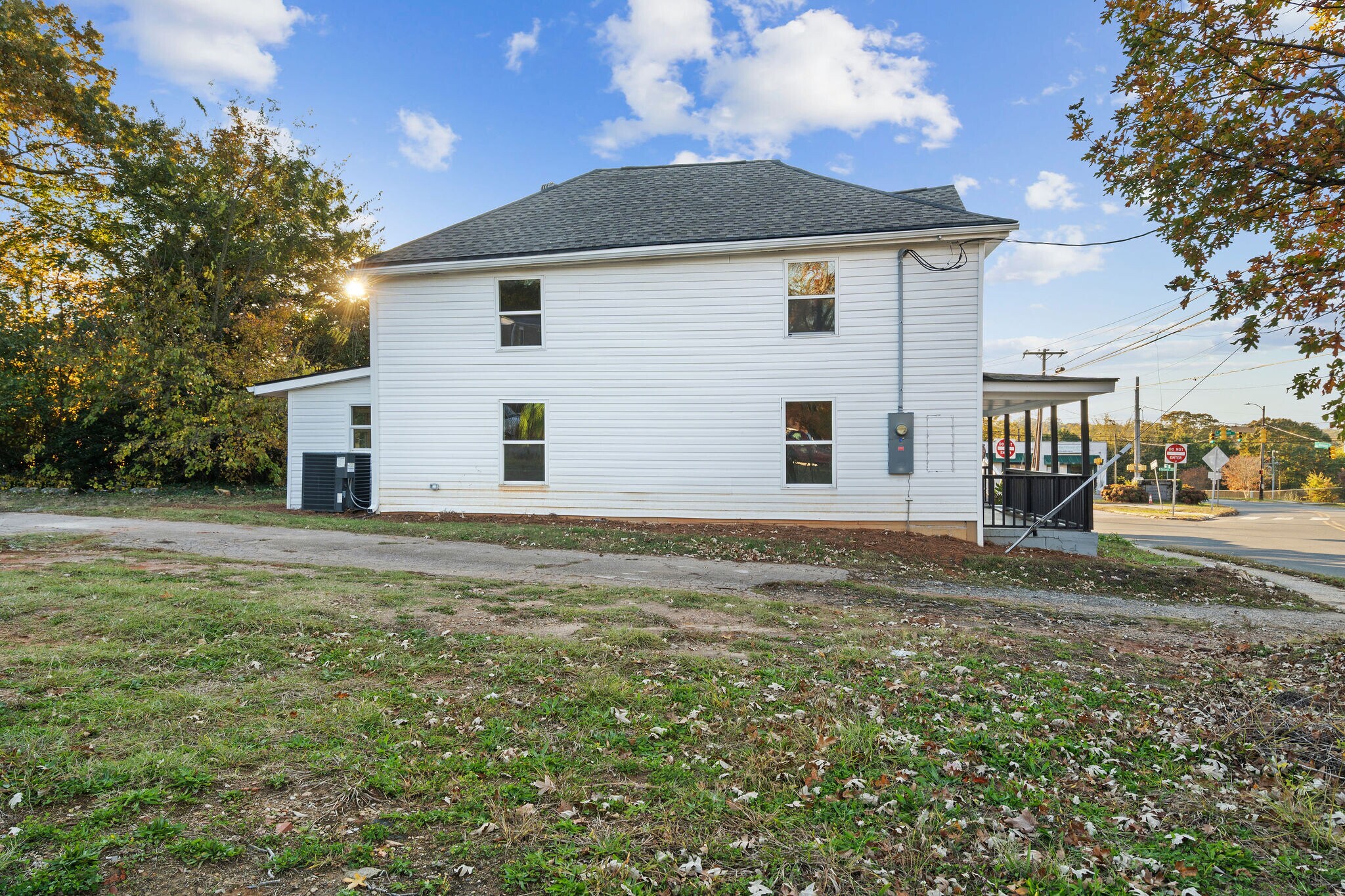 Building Photo - 1310 Oakwood Ave