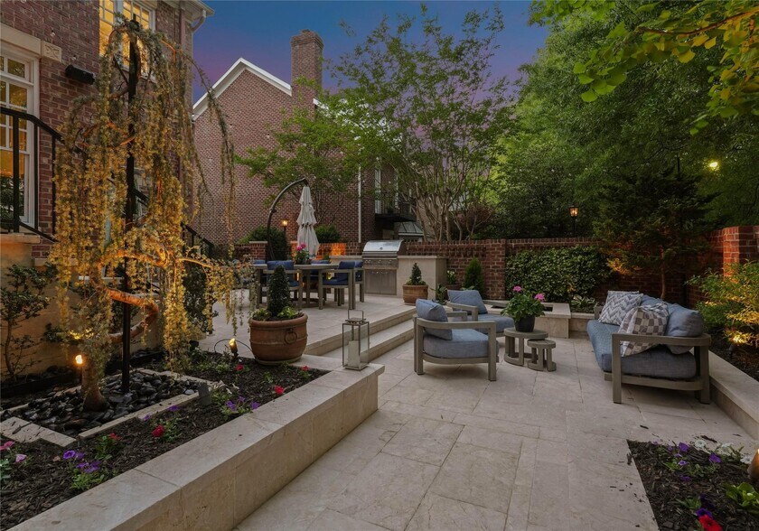 Building Photo - 1124 Dilworth Crescent Row