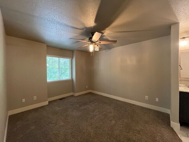 Building Photo - Incredible condo with 2 car garage