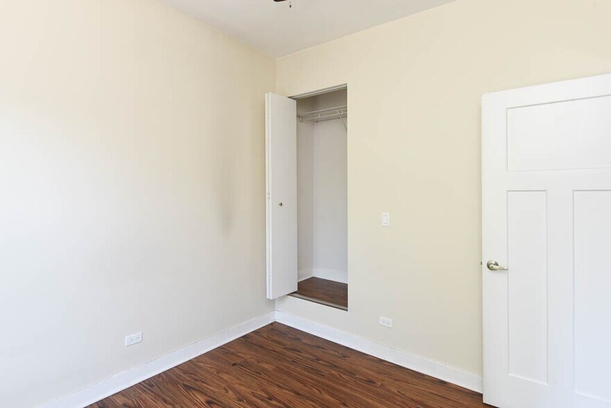 Building Photo - 3550 W Lawrence Ave