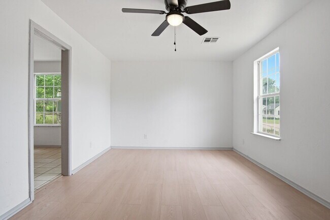 Building Photo - 1305 Bellevidere Dr
