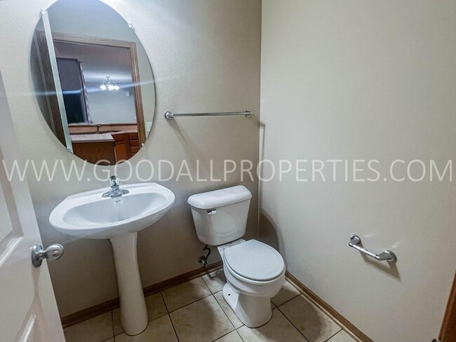 Building Photo - Wonderful 2 Bedroom, 2 Bath Townhome in No...