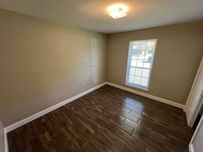 Building Photo - Beautiful 3-Bedroom, 1.5-Bath Home in Bake...