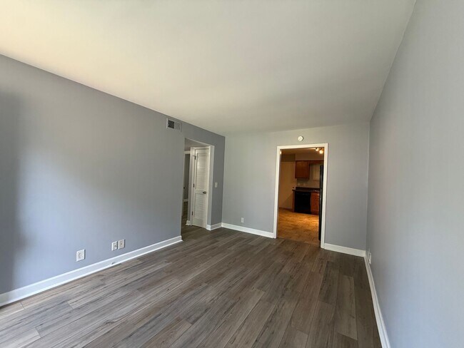 Building Photo - Inglewood Duplex Available Now!