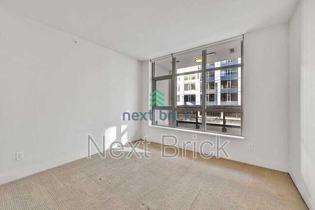Building Photo - 588 Bell St