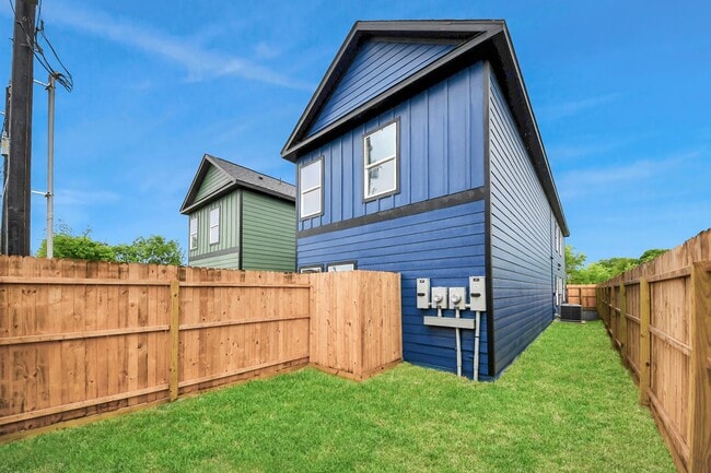 Building Photo - 3810 Hiford Dr