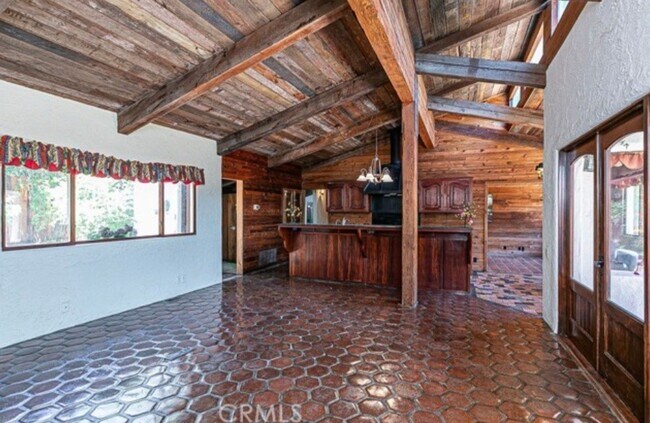Building Photo - Escape to Your Own Private Retreat Among the Oaks