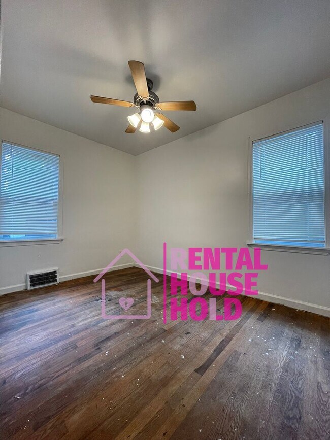 Building Photo - ~ 3 BEDROOM 1 BATH BUNGALOW FREE PRE-SCREEN
