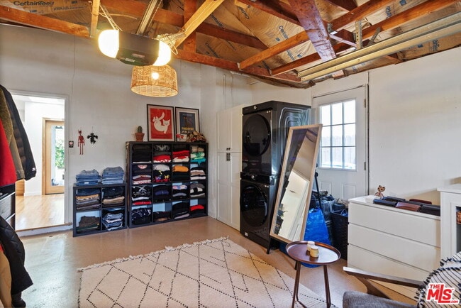 Building Photo - 7339 Lasaine Ave
