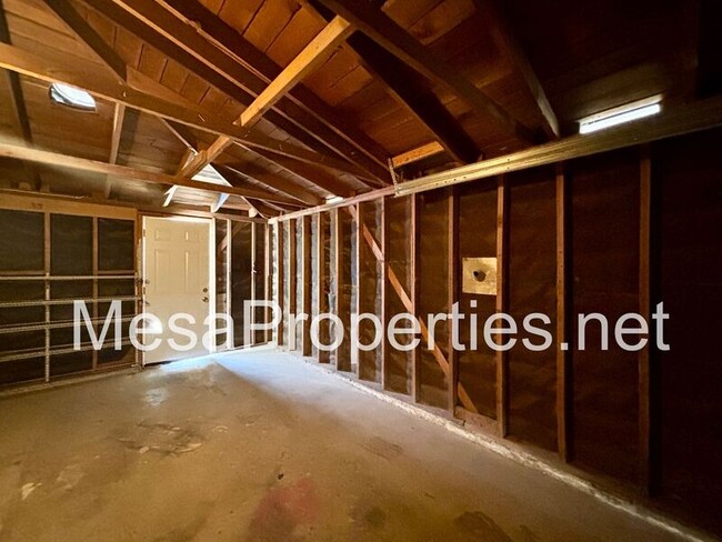 Building Photo - 820 Caliente Dr