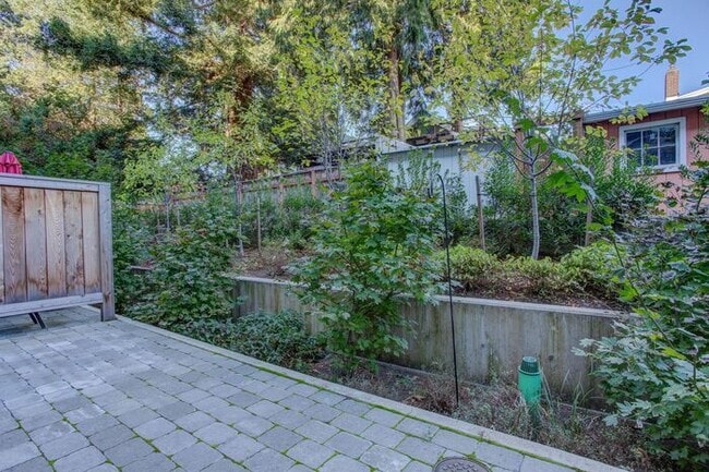 Building Photo - Luxury Studio near Salt and Straw! Only $1...