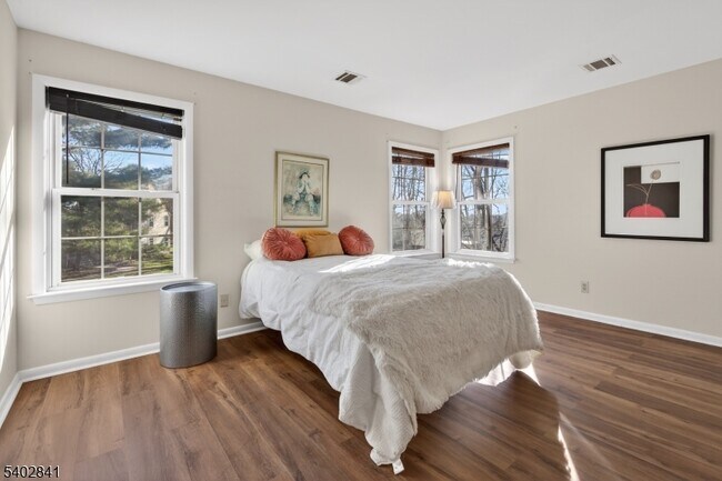 Building Photo - 11 Evergreen Dr