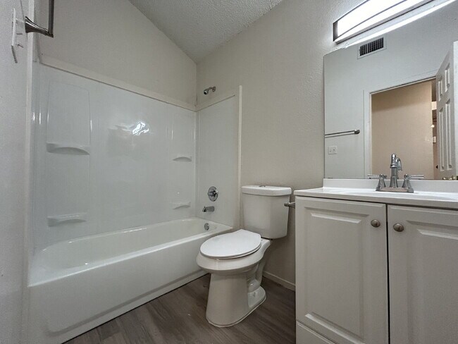 Building Photo - Spacious 2-bedroom duplex in vibrant Lubbock!