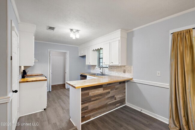 Building Photo - 548 Vineland Dr