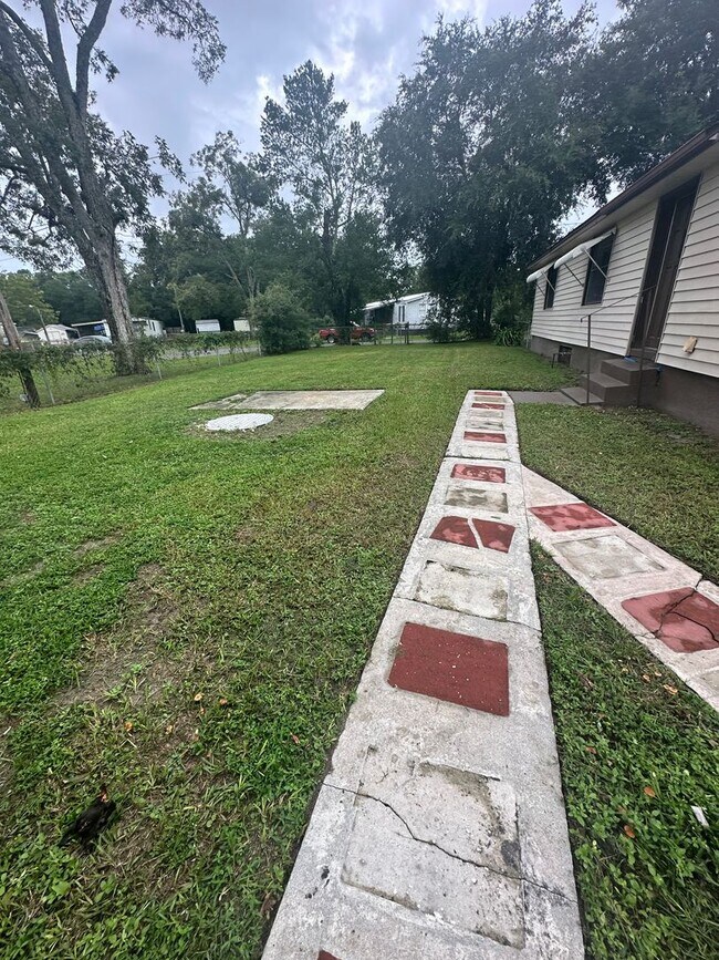 Building Photo - Crystal Springs, Country Home, Large Lot a...