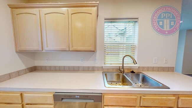 Building Photo - Two Level Cascadia Village Home with  Large Fenced Backyard ! Pet Welcome