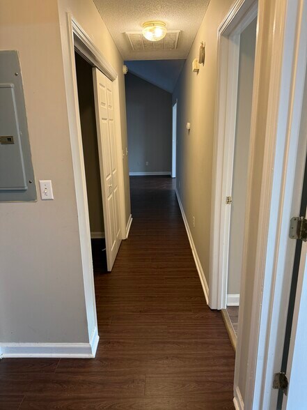 Building Photo - 116 E Pointe Cir