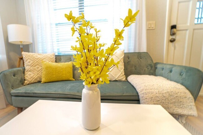 Building Photo - Chic & Stylish  Central location