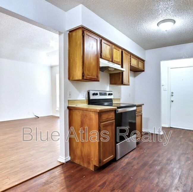 Building Photo - 6859 S Creek Dr