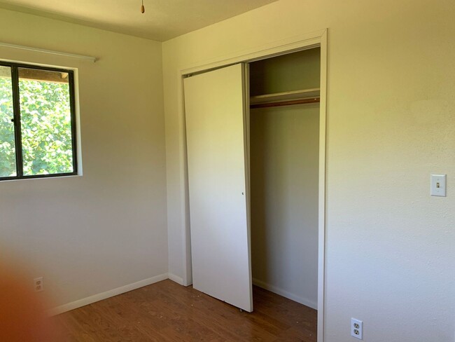 Building Photo - LS011. 219 W Waiko Rd #F Duplex Left