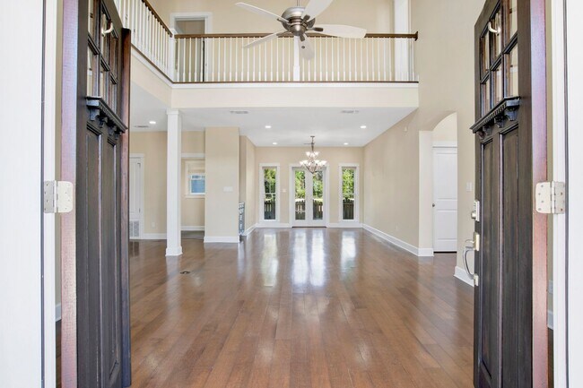 Building Photo - Sprawling Pensacola home close to NAS Pens...