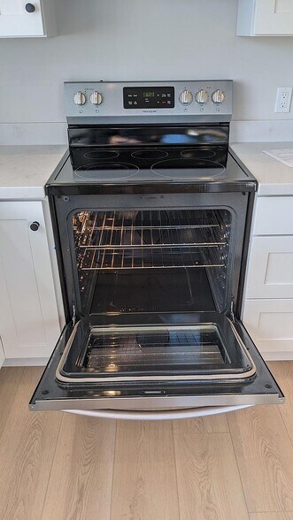 5 burner electric range and stove - 3240 29th Ave W
