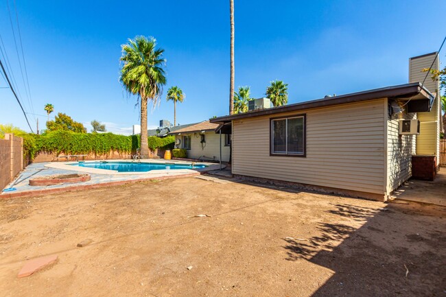 Building Photo - 4 BEDROOM, 2 BATH TEMPE HOME WITH SPACIOUS...