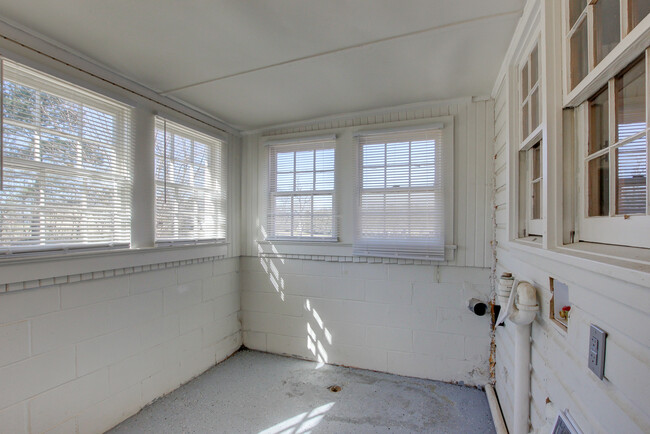 Building Photo - 343 South Main St