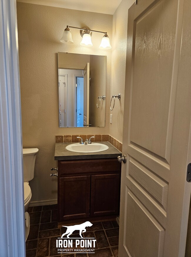 Building Photo - 1/2 off First Full Month! 3bed/2.5 bath ho...