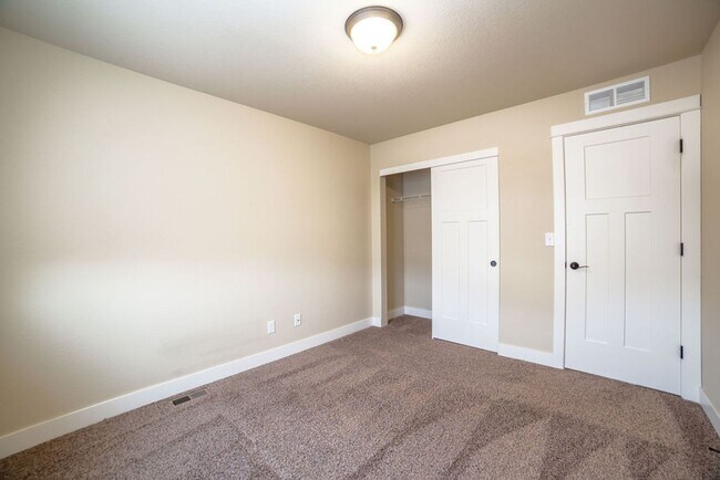Building Photo - Bright & Spacious 3 Bed + Loft | 3-Car Garage in North Fort Collins