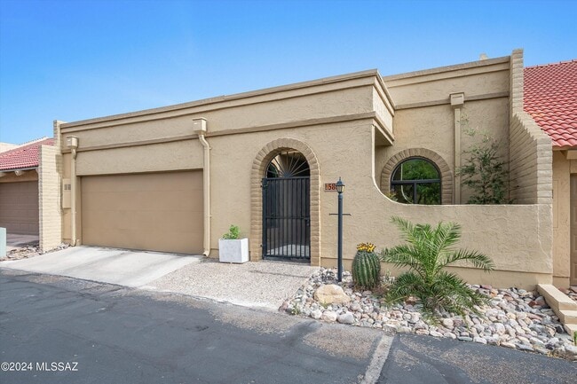 Building Photo - 5833 N Placita Del Baron