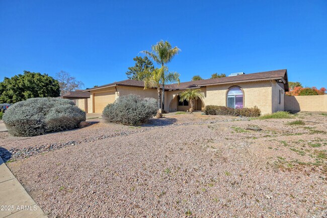 Primary Photo - 5226 W Shangri La Rd