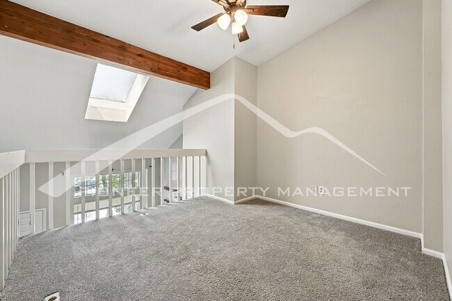 Building Photo - Spacious Condo with Washer/Dryer and Centr...
