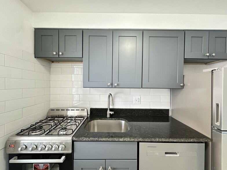 Building Photo - 6715 N California Ave