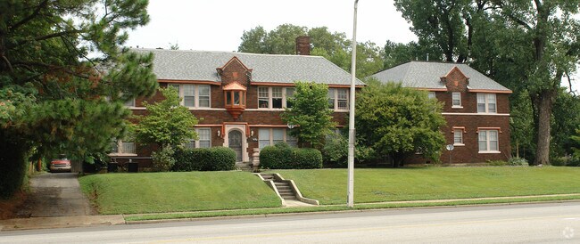 Building Photo - 1590 Poplar Ave