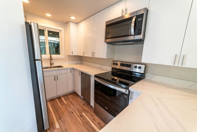 Building Photo - 329 Lakeside Ave S