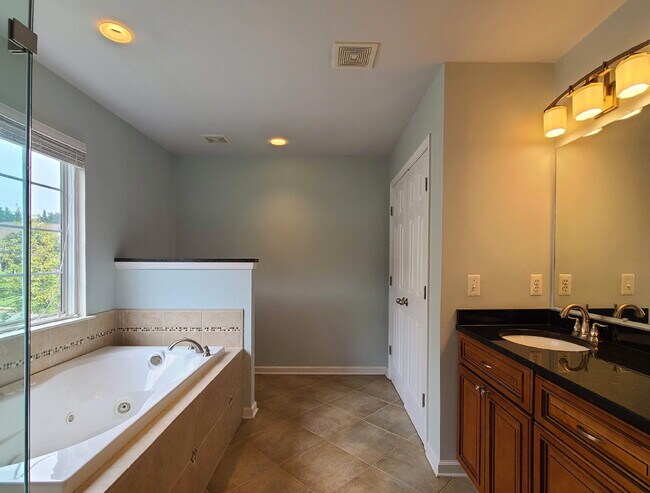 Building Photo - Gorgeous 6 BR Home, Convenient to Quantico & Commuting