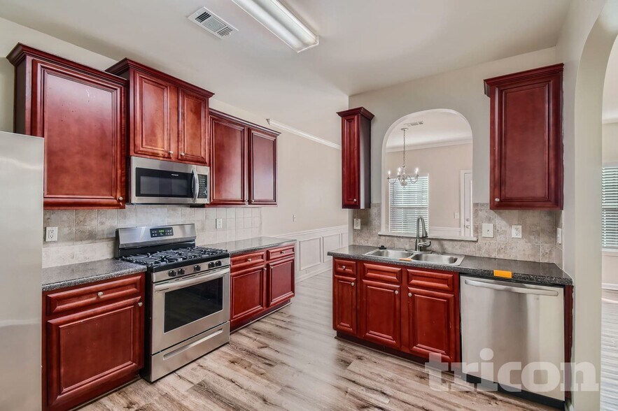 Building Photo - 30 Silver Willow Walk